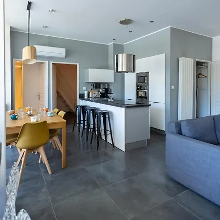 Le Refuge Du Roy Swimming Pool, Air Conditioning, Within Walking Distance